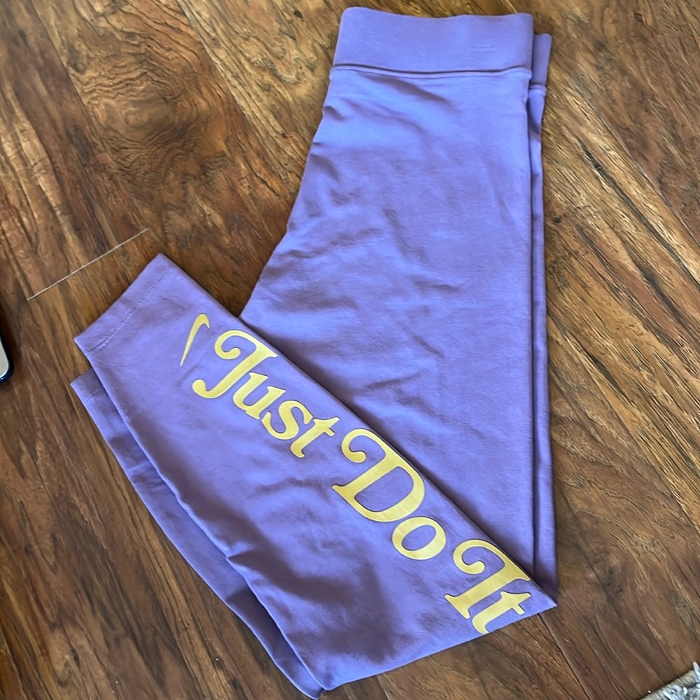 Nike Womens Lavender Leggings. Size Medium. New without tags.